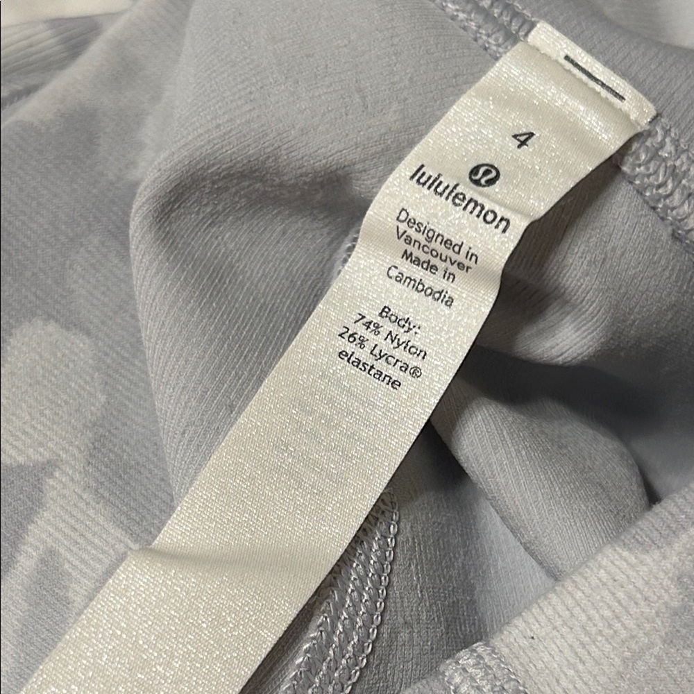🚀Lululemon Athletica Light Gray Camo Leggings size 4 GUC - Picture 9 of 11